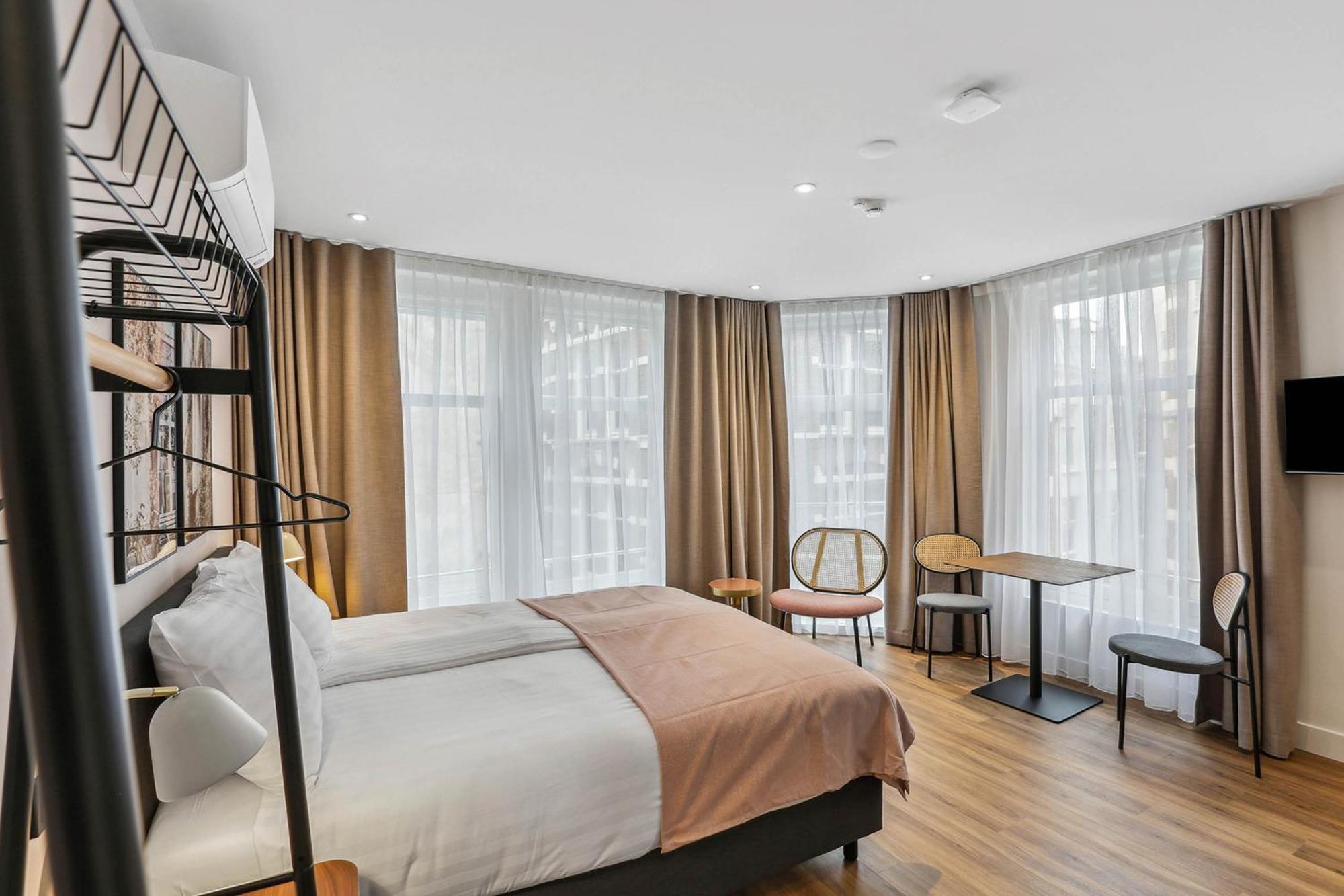 Suite with French balcony